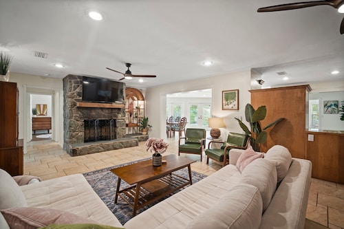 The Mangos Beach House - Sleeps 26