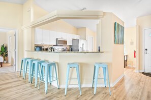 Kylskåp, mikrovågsugn, ugn och spishäll