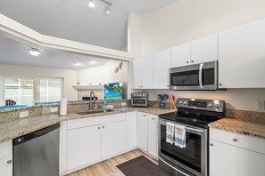 Fridge, microwave, oven, stovetop - SaltyLux16 Heated Saltwater Pool/Near Beach/Island (Clearwater)