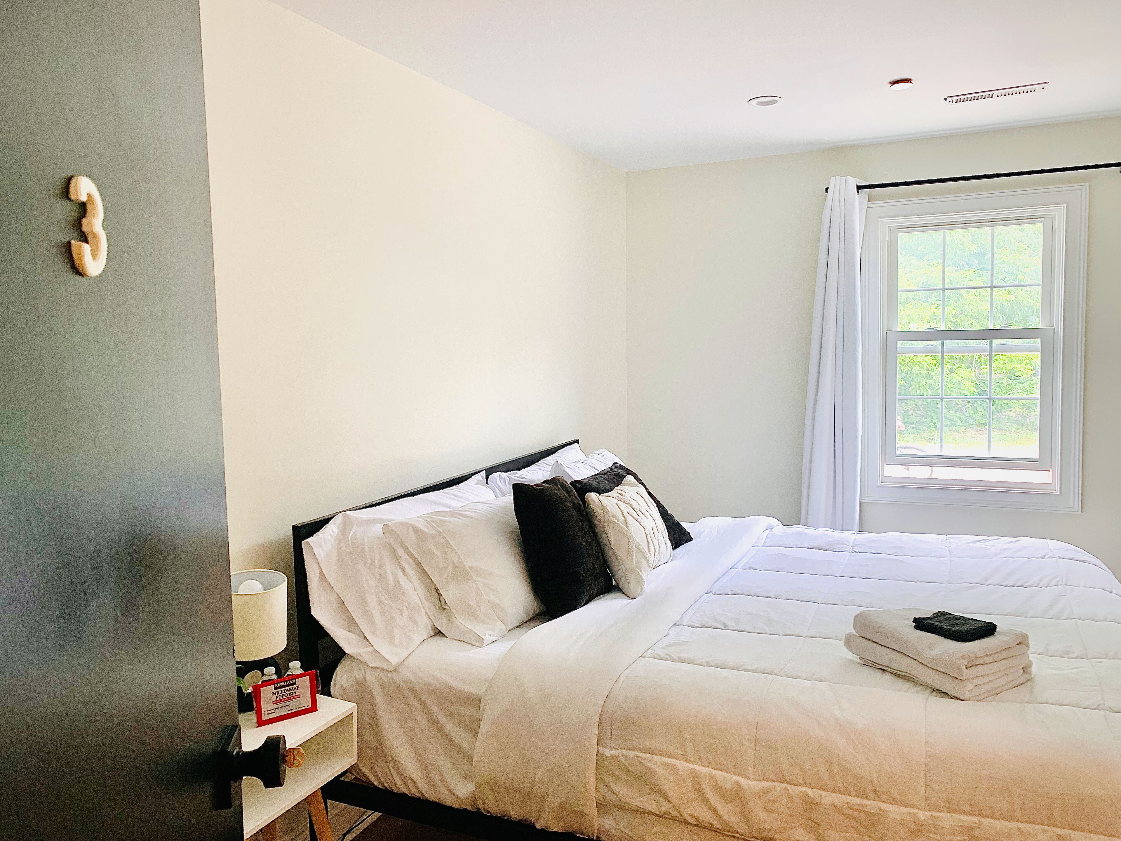 3C King room private bath in shared Inn - 10m airport CHS riverfront