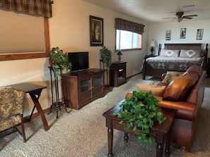 Deluxe Suite, Non Smoking, Mountain View | Living area