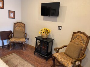 Classic Room, Non Smoking, Patio | Living area - Beeline Guest House (Pine)