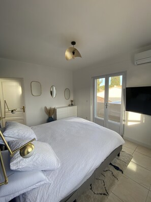 4 habitaciones, tabla de planchar con plancha, wifi y ropa de cama 