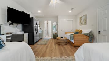 5 dormitorios, escritorio, tabla de planchar con plancha y cuna de viaje