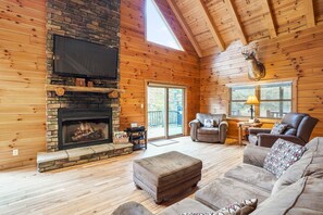 Televisión y chimenea 