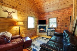 Fireplace - Sleepy Hollow Cabin | Hocking Hills (Logan)