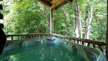 Banyera d'hidromassatge a l'aire lliure