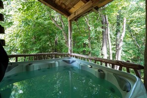 Outdoor spa tub - Sleepy Hollow Cabin | Hocking Hills (Logan)