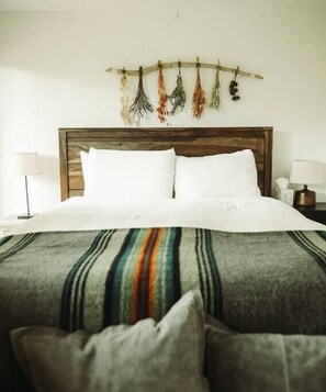 2 bedrooms, iron/ironing board, travel crib, WiFi - The Cowboy Inn - Luxury Bozeman (Bozeman)