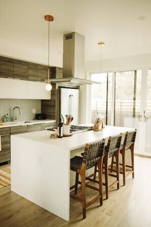 Fridge, microwave, oven, stovetop - The Cowboy Inn - Luxury Bozeman (Bozeman)