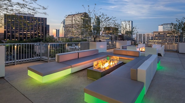 Terrace/patio - 1BD/Austin - Rooftop Pool & Firepit, BBQ! (Austin)