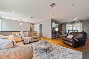 Smart TV y chimenea 