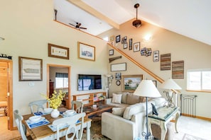TV, books - Waterfront Johnson Lake Getaway w/ Fire Pit! (Johnson Lake)