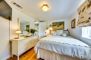 2 bedrooms, desk, iron/ironing board, WiFi