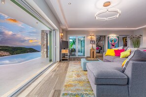Panoramic-Villa | Wohnbereich | 50-Zoll-Smart-TV mit Satellitenempfang, Fernseher, Kamin