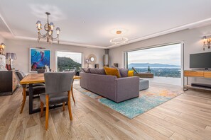 Villa – panorama | Oppholdsområde | En 50-tommers smart-TV med Parabol-TV samt TV og peis