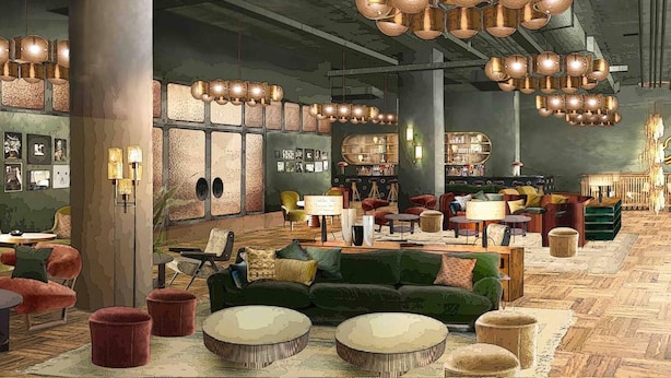 Ein großzügiger Lounge-Bereich mit verschiedenen Sitzgelegenheiten, darunter Sofas und Sessel, sowie eine Bar mit Hockern.