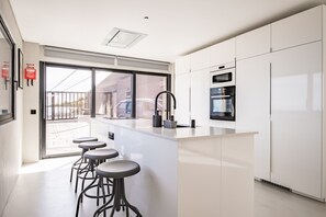 Een koelkast, een magnetron, een oven, een vaatwasser