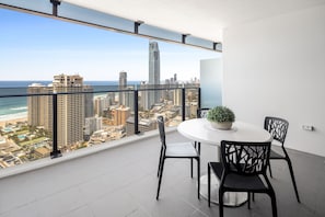 Outdoor dining - Circle on Cavill Ocean View (Surfers Paradise)
