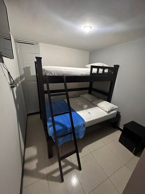3 quartos, ferros/tábuas de passar roupa, Wi-Fi, roupa de cama
