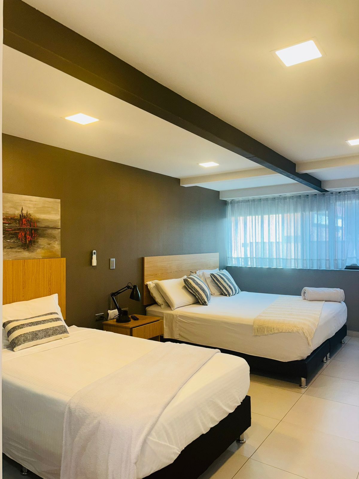 Sengetøy av topp kvalitet, minibar og safe på rommet