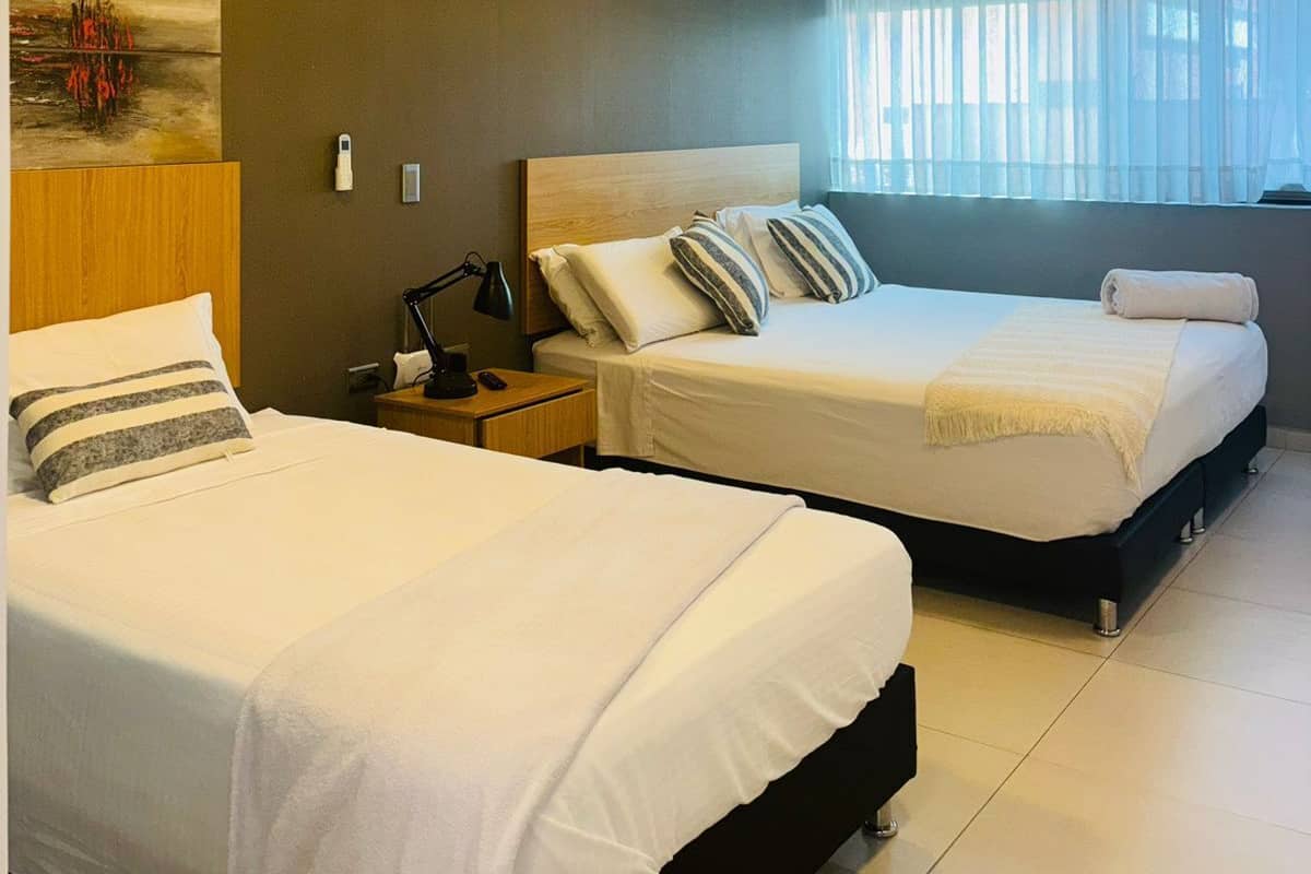 Sengetøy av topp kvalitet, minibar og safe på rommet