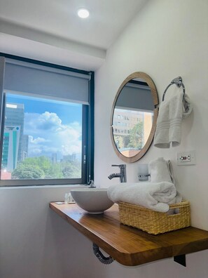 シャワー、バスアメニティ (無料)、ヘアドライヤー、タオル