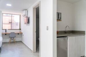 Microwave, dishwasher, cookware/dishes/utensils, kitchen islands - HOTEL BAMBU MILLA DE ORO (Medellín)