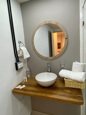 Deluxe Studio Suite | Bathroom | Shower, free toiletries, hair dryer, towels