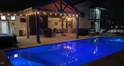 Cozy Stagecoach Suite with pool and outdoor spa