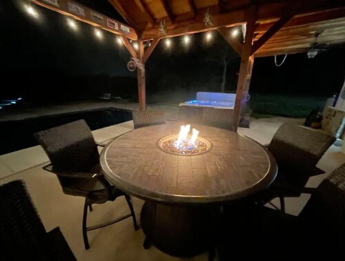 Cozy Stagecoach Suite with pool and outdoor spa