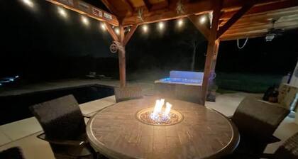 Cozy Stagecoach Suite with pool and outdoor spa