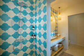 Dusche, Haartrockner, Handtücher, Seife