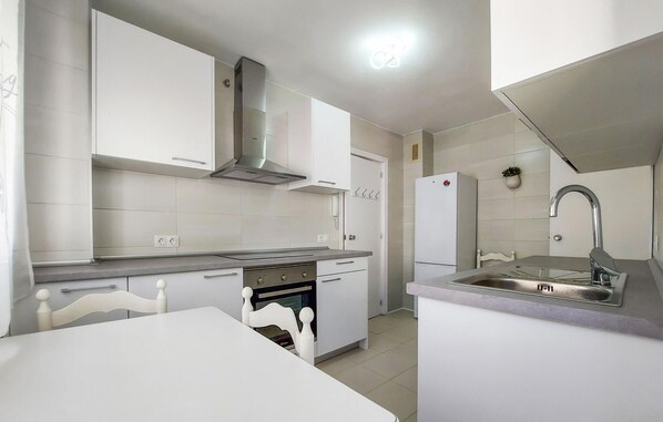 Refrigerador, microondas, parrilla de estufa y utensilios de cocina 