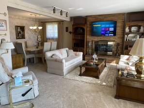 TV connectée, cheminée, livres