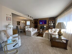 TV connectée, cheminée, livres