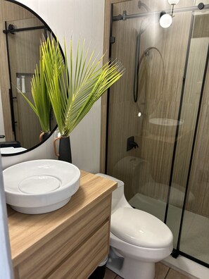 Een douche, een haardroger, handdoeken, zeep