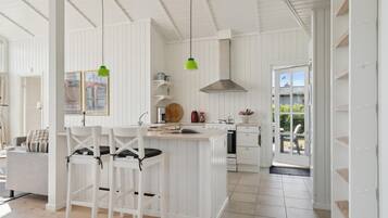 Køleskab, kogeplade, opvaskemaskine, kaffe-/temaskine