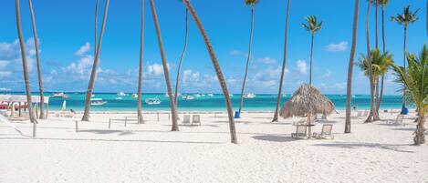Sur la plage, chaise longue, serviettes de plage