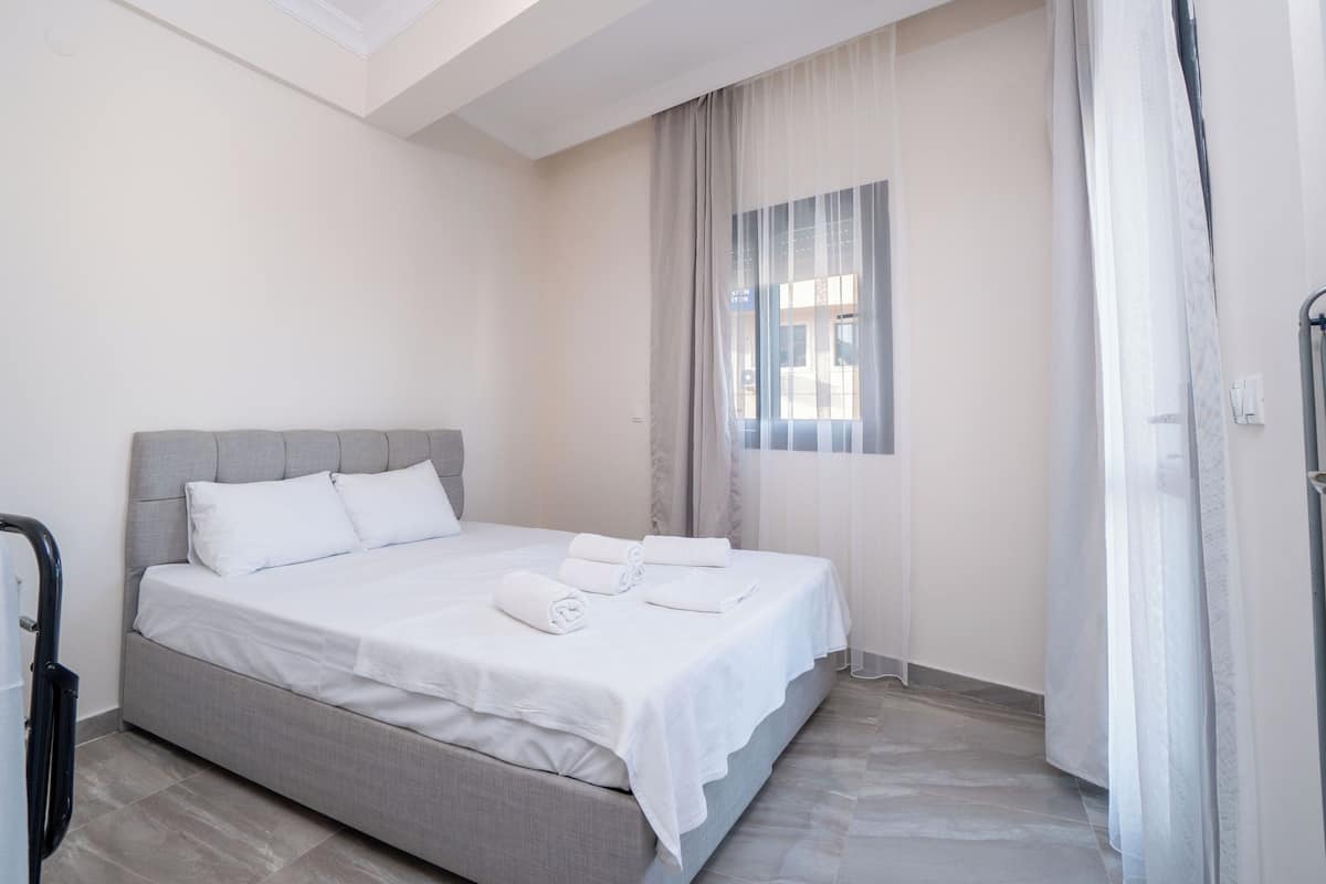 102-DOLUNGAZ | Premium bedding, desk, laptop workspace, blackout drapes