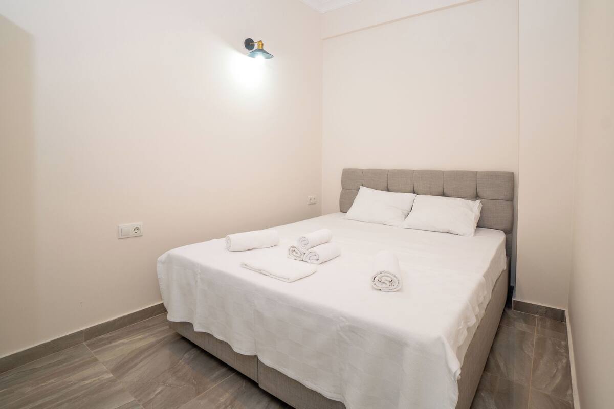 Premium bedding, individually decorated, desk, laptop workspace