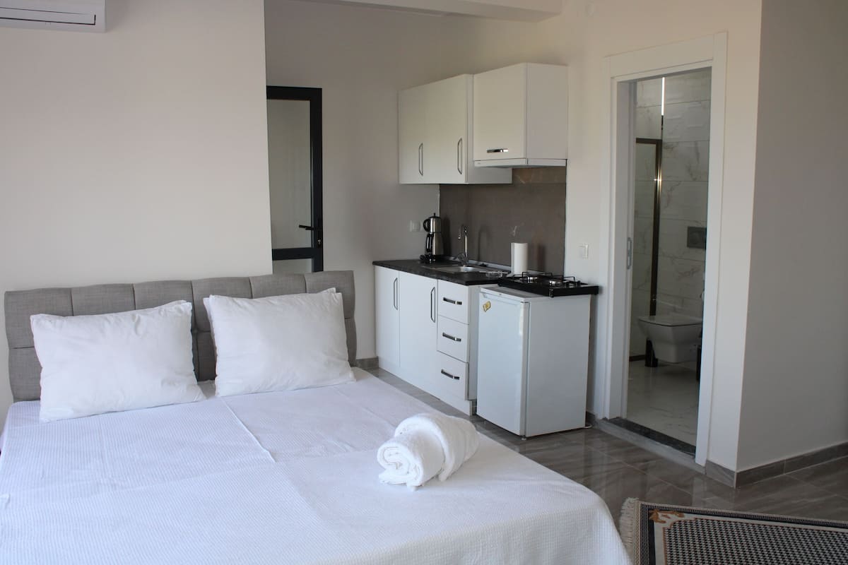 106-BODRUM | Private kitchen | Stovetop, electric kettle, highchair, cookware/dishes/utensils