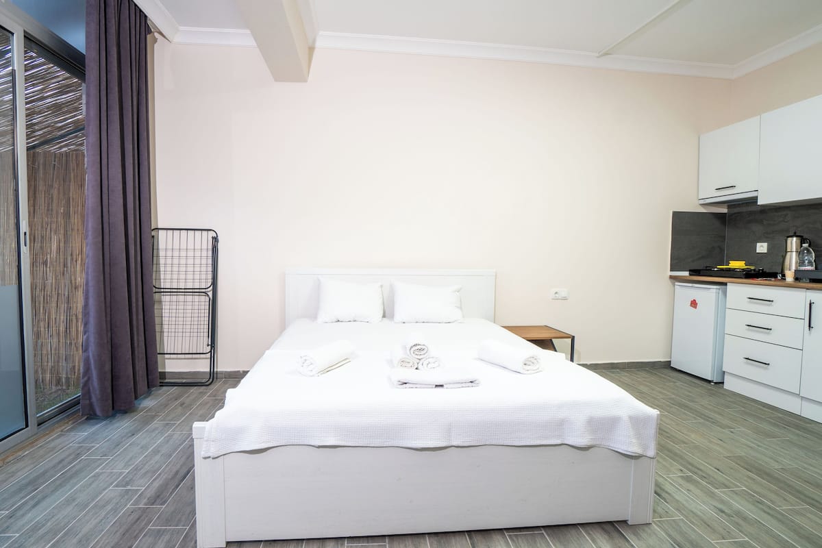 B-2 DEREBAGI | Premium bedding, desk, laptop workspace, blackout drapes