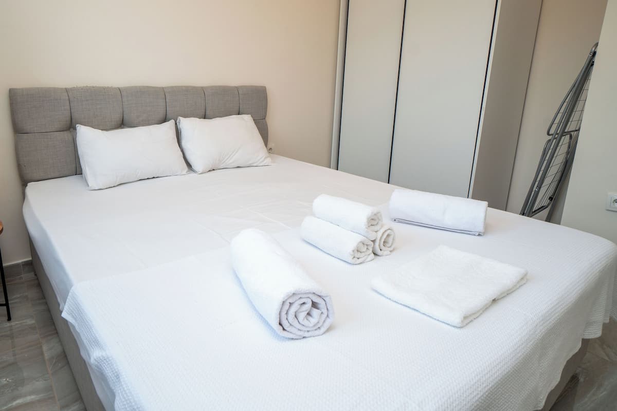 109-AKBÜK | Premium bedding, desk, laptop workspace, blackout drapes