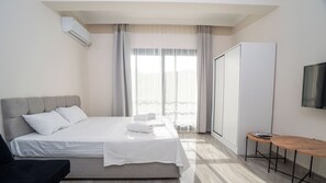 Studio | Luxe beddengoed, individueel gedecoreerd, een bureau, een laptopwerkplek