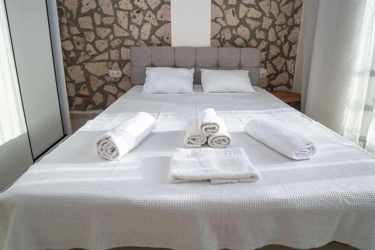 高級寝具、デスク、ノートパソコン用作業スペース、遮光カーテン