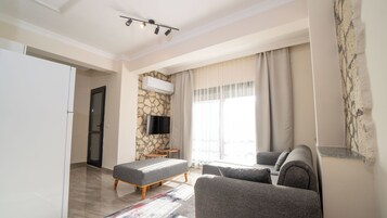 109-AKBÜK | Living area | 39-inch LCD TV with satellite channels, TV