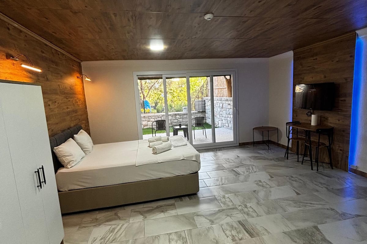 B-5 DEGIRMENALTI | Premium bedding, desk, laptop workspace, blackout drapes