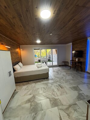 Estudio clásico, 1 cama Queen size, en el área del jardín | 1 habitación, ropa de cama de alta calidad y decoración personalizada 