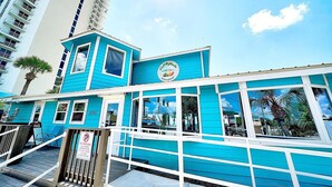 Ein blaues Gebäude mit einem Schild, auf dem 'Gulfstream Beach Resort' steht.